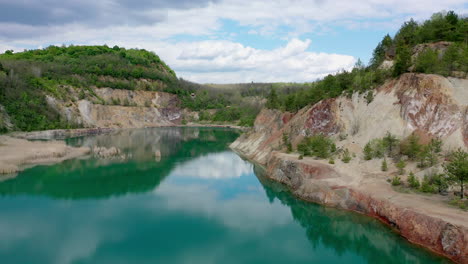 Antiguo-Lago-De-Cantera-Con-Hermosas-Aguas-Turquesas