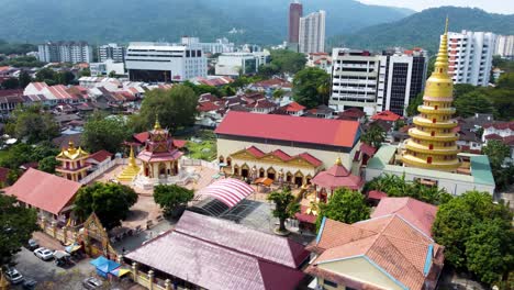 Tourist-destination-of-Chaiya-Mangalaram-Thai-Buddhist-Temple,-Malaysia