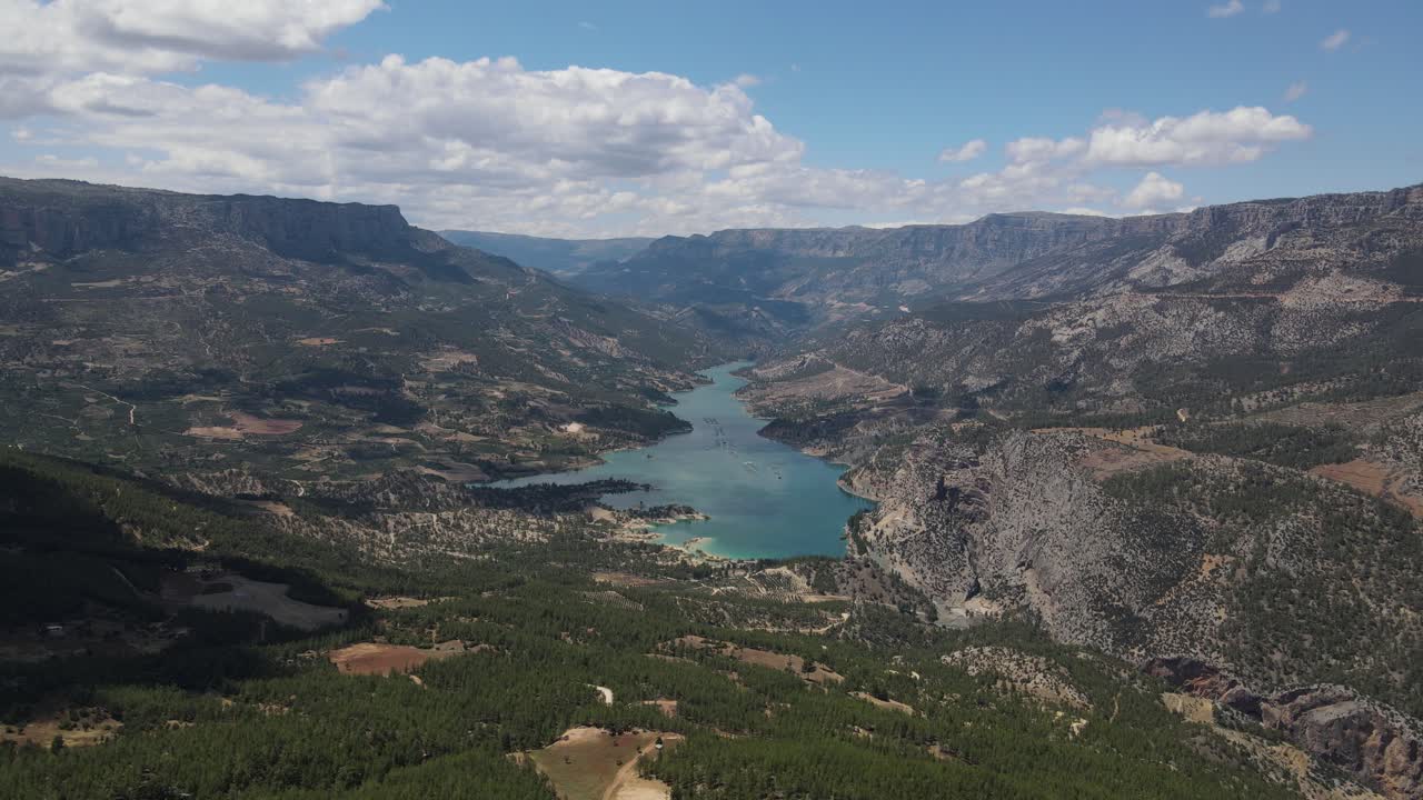 파인 나무와 함께 산 숲 호수에서 푸른 물, 푸른 호수와 푸른 숲의 공중 전망, 산 숲 사이의 호수에 대한 전망