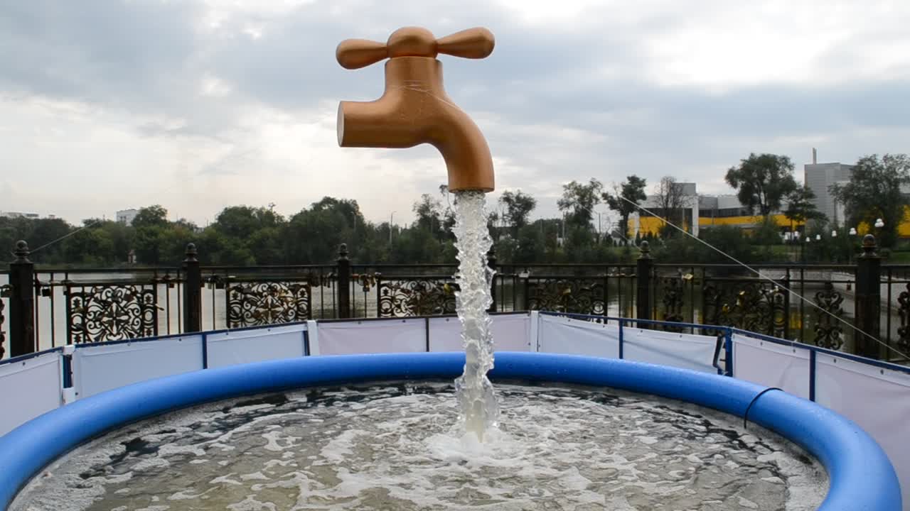 La colonna d'acqua. Fontana.