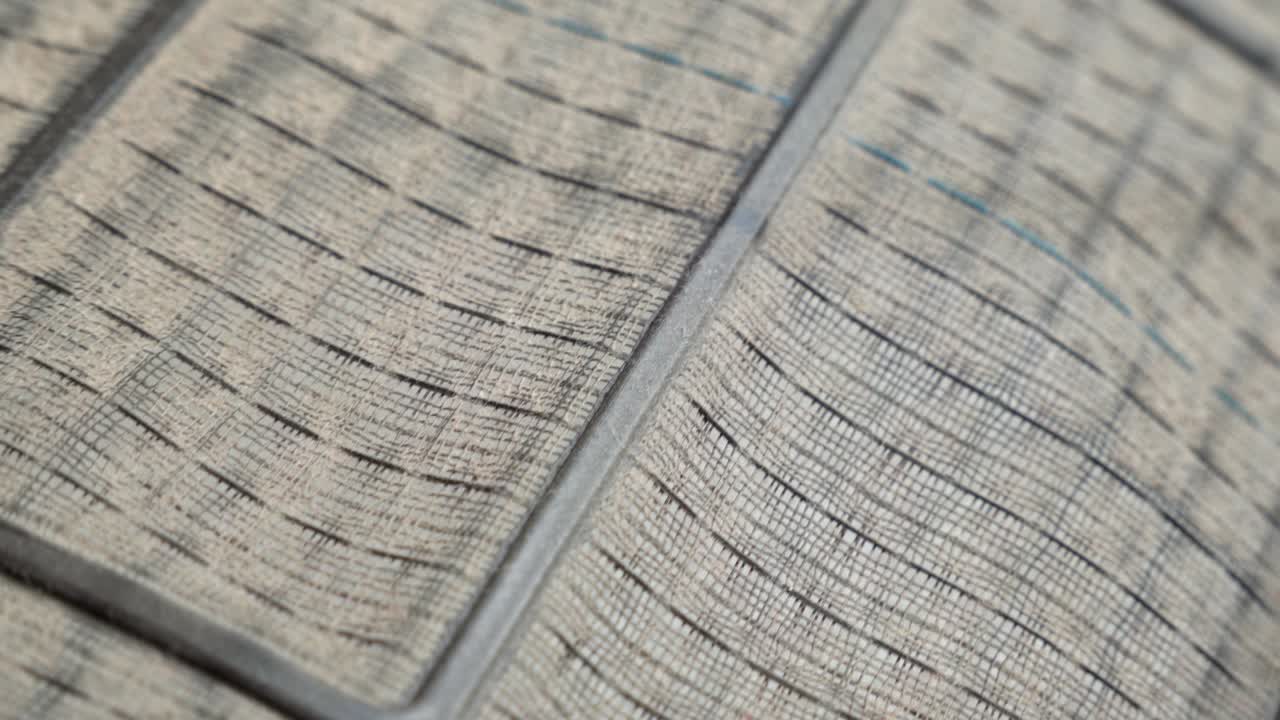 se retira el filtro de aire sucio del aire acondicionado doméstico.