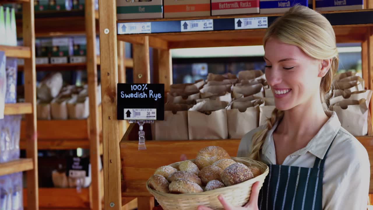 Panettiera che tiene in mano un cesto di panini mentre elementi grafici promozionali svaniscono sulla scena, promuovendo la panetteria