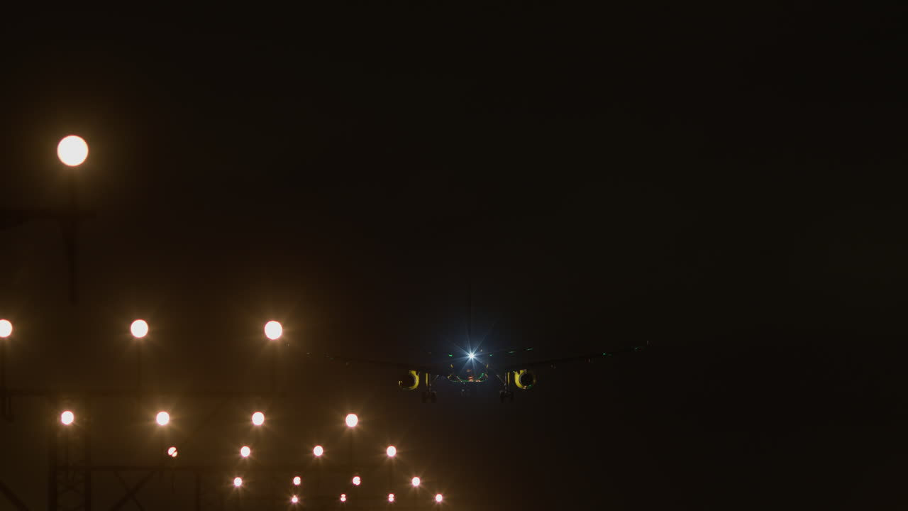 밤에 착륙하는 비행기