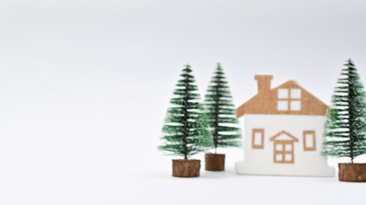 크리스마스 장면에서 지붕에 빛나는 크리스마스 공을 운전하는 빈티지 빨간 자동차.