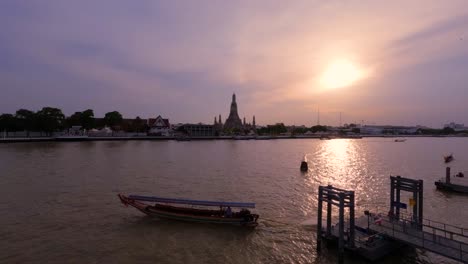 Sonnenuntergang-Bangkok-Skyline-Am-Wat-Arun-Tempel-Und-Chao-Phraya-Flussufer,-Thailand-Zeitraffer