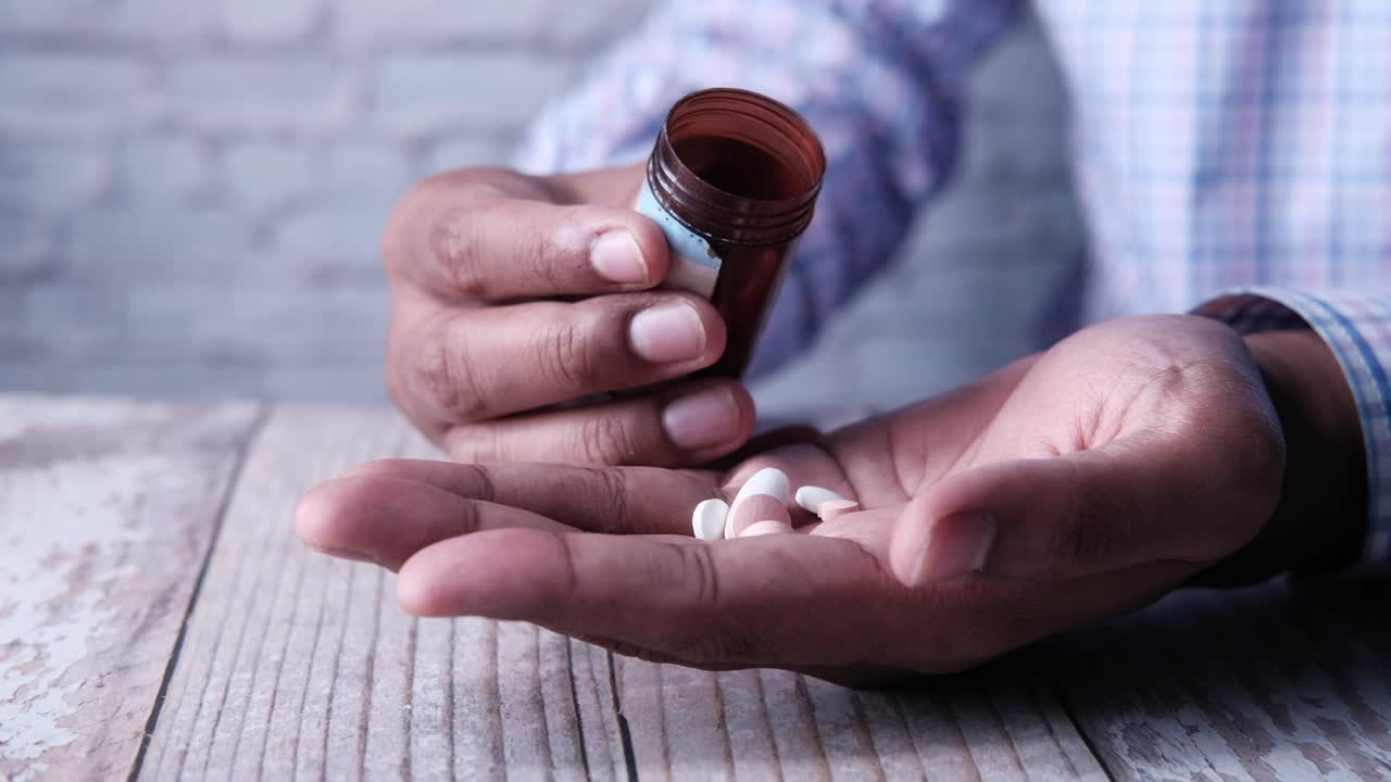 약을 복용하는 사람