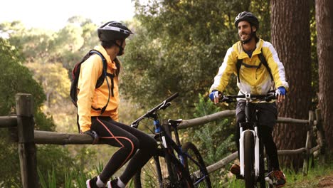 Mountain-biker-couple-taking-a-break-while-biking