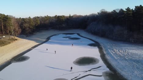 Winterlandschaft-Mit-Schlittschuhläufern-In-Den-Niederlanden