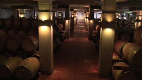 bodega con maduración de vino tinto