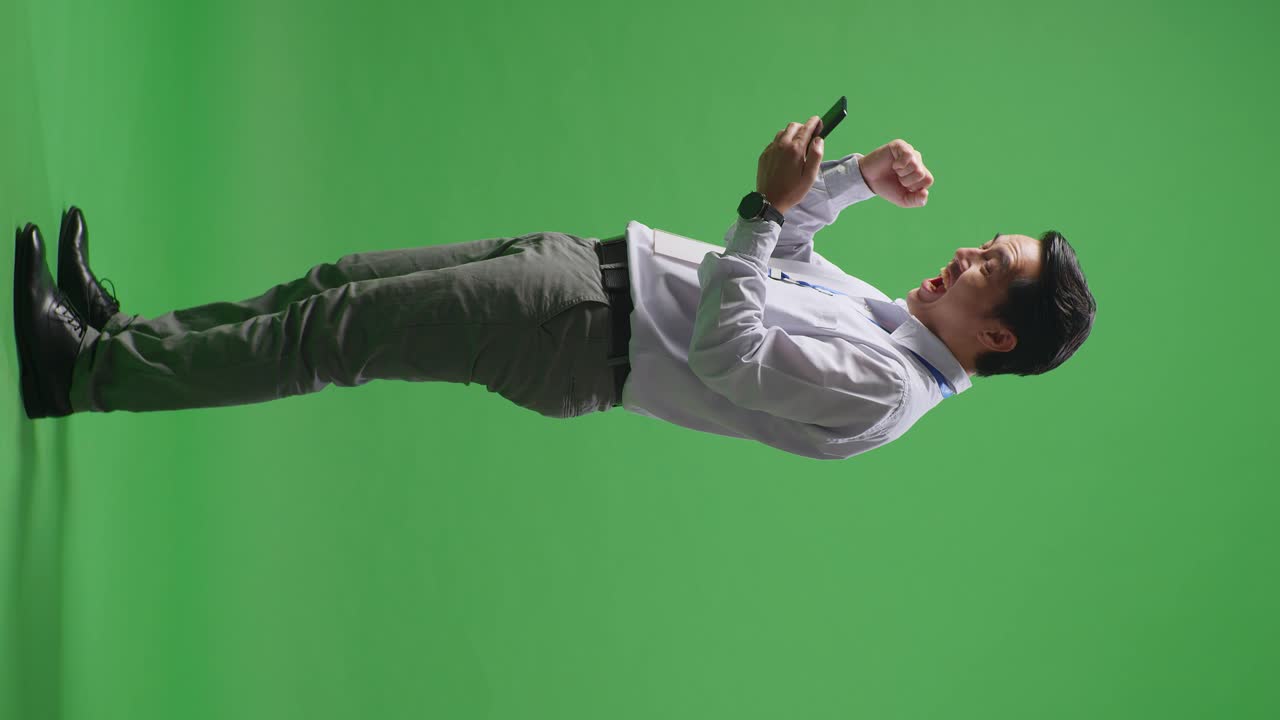 성공을 축하하는 사업가