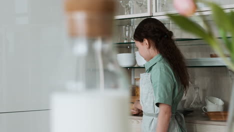 Oma-Und-Mädchen-Backen