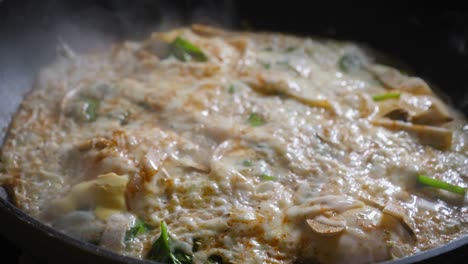 quitar la tapa de la sartén con huevos fritos con verduras para tostadas de huevo