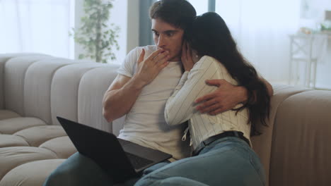 el primer plano conmocionó a la gente viendo una película en la computadora juntos.
