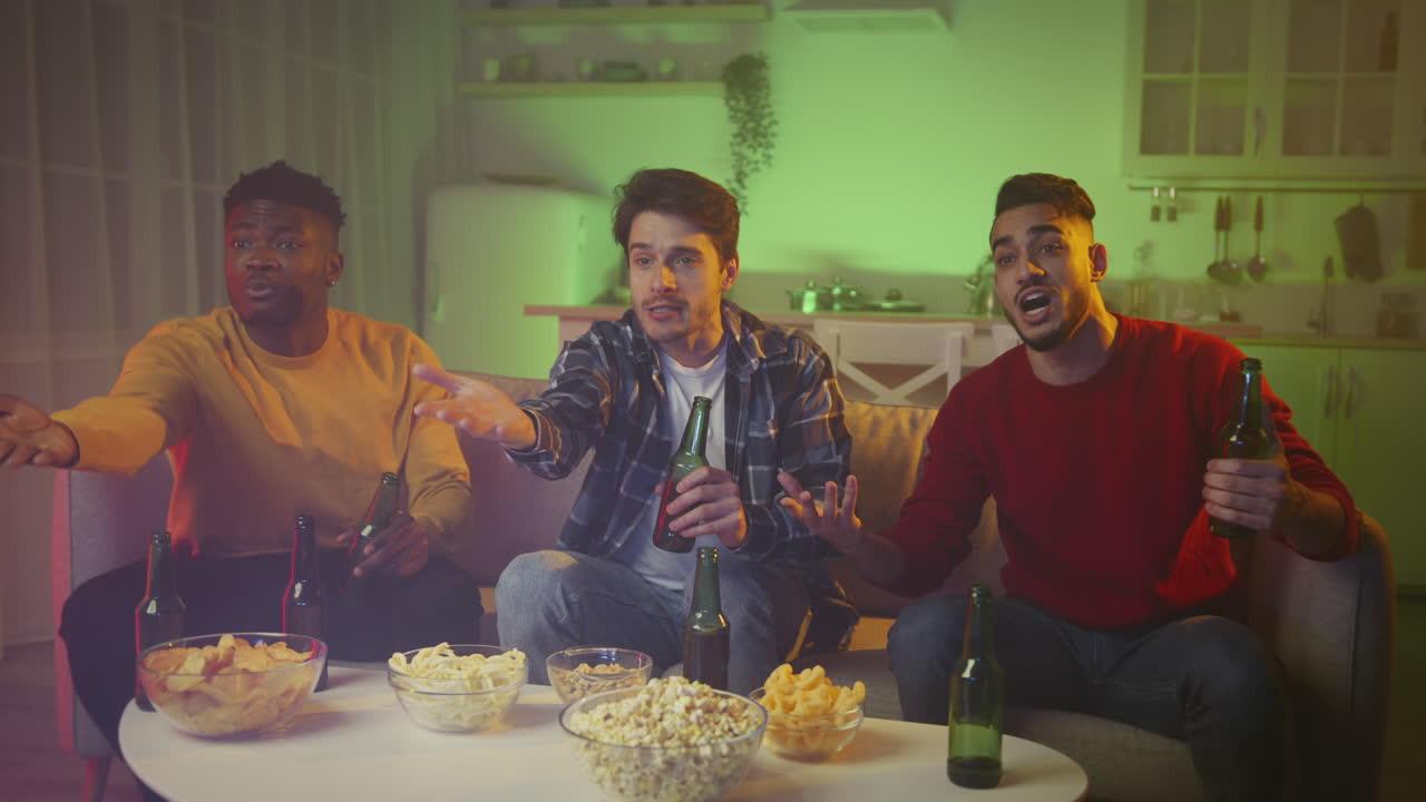 amigos viendo deportes en casa