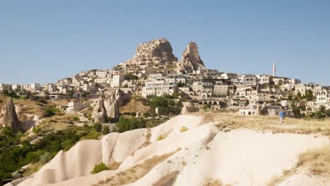 vistas de la mujer uchisar paisaje rocoso destino de vacaciones capadocia