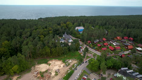 Dorf-Stegna-In-Polen.-Wald-Und-Gebäude