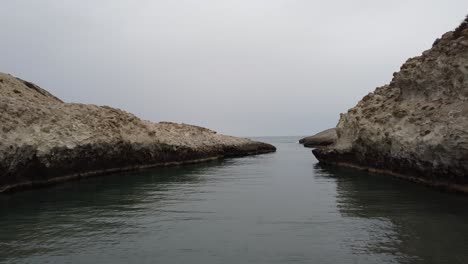 costa de la isla de milos en un día nublado