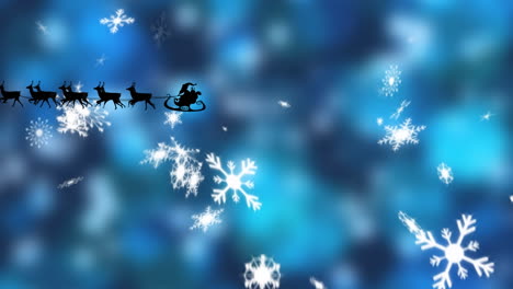 Animation-Des-Weihnachtsmanns-Im-Schlitten-Mit-Rentieren-über-Schnee,-Der-Auf-Blauen-Hintergrund-Fällt