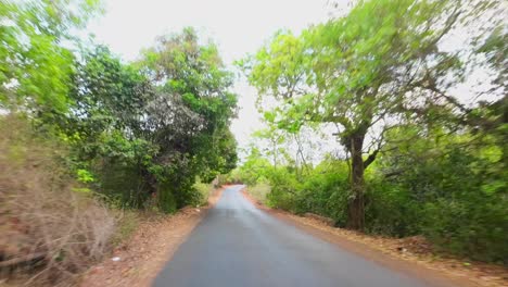 Paseo-En-Bicicleta-En-La-Carretera-Del-Pueblo-Malavan