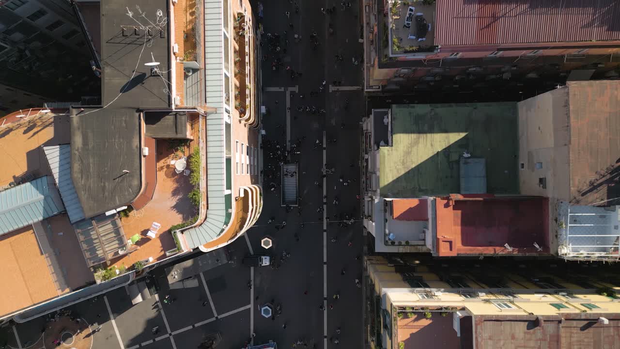 Vista aerea dall'alto di Via Toledo, persone che camminano su una strada trafficata