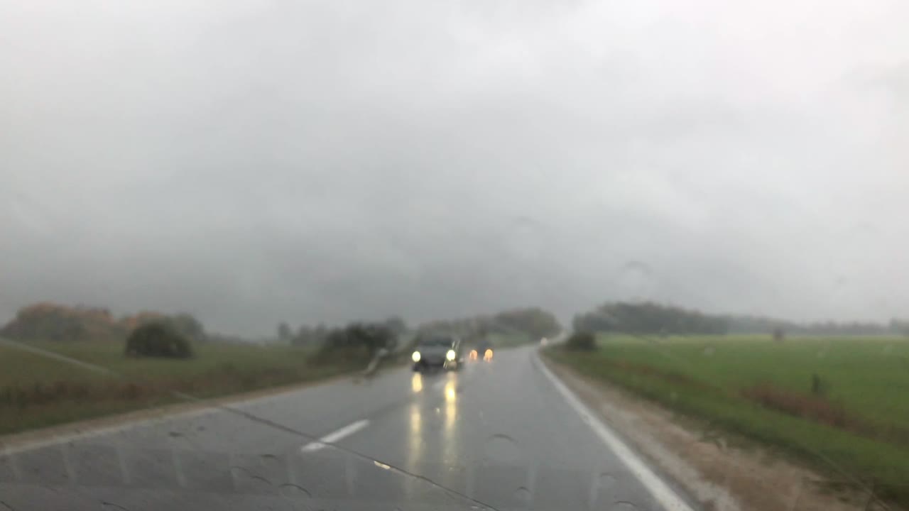 차 안, 비가 오는 날