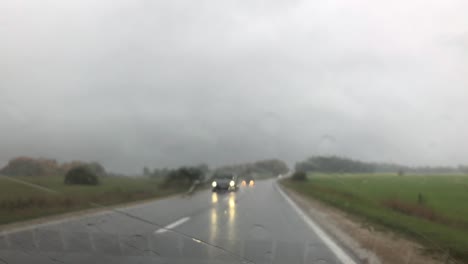 el coche, día de clima lluvioso dentro