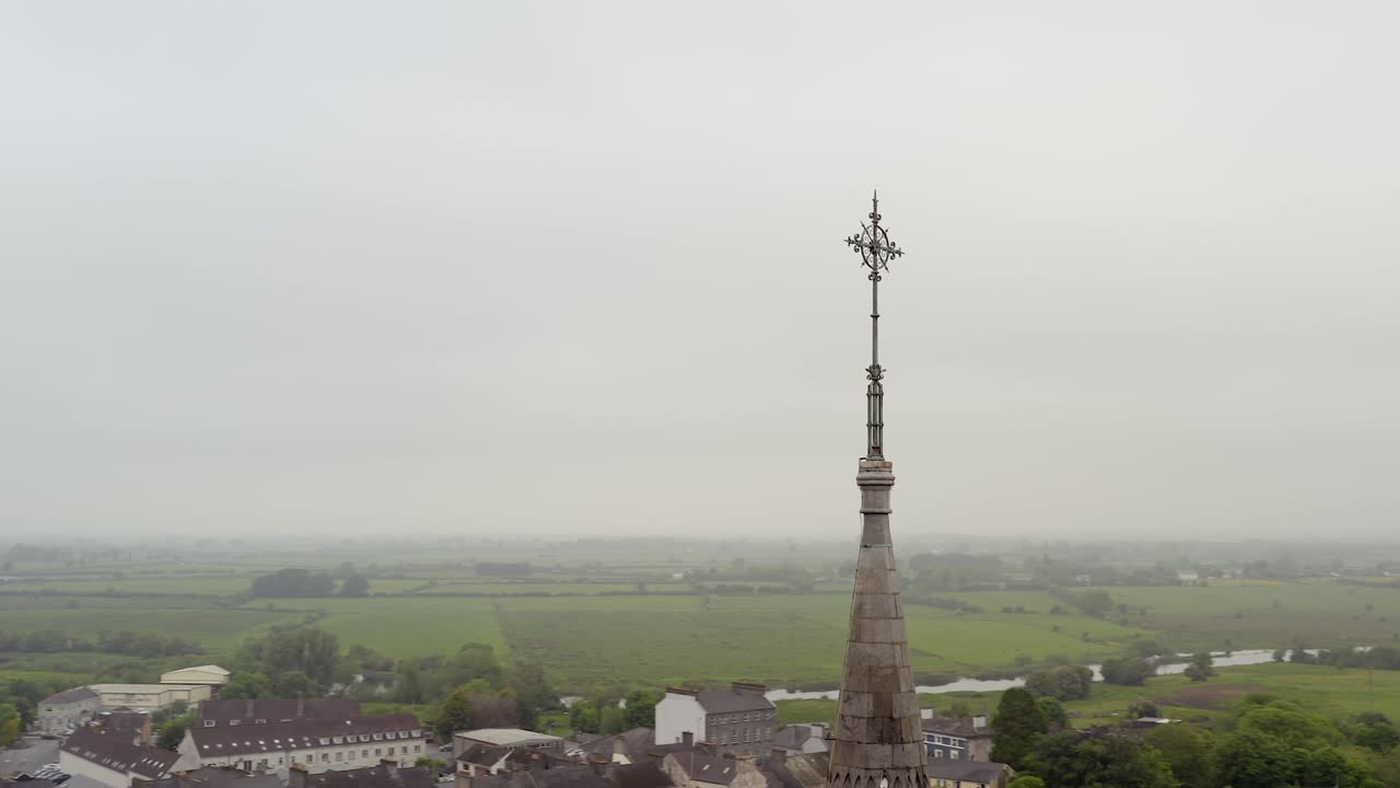발리나슬로 (ballinasloe) 에 있는 세인트 마이클 교회 (saint michael's church) 는 과 마을을 내려다보는 장식된 금속 십자가로 되어 있다.