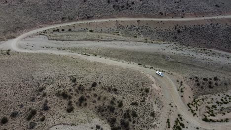 La-Antena-Sigue-La-Conducción-De-Camiones-Sinuosos-Caminos-De-Tierra-En-Un-Paisaje-árido-De-Colinas.