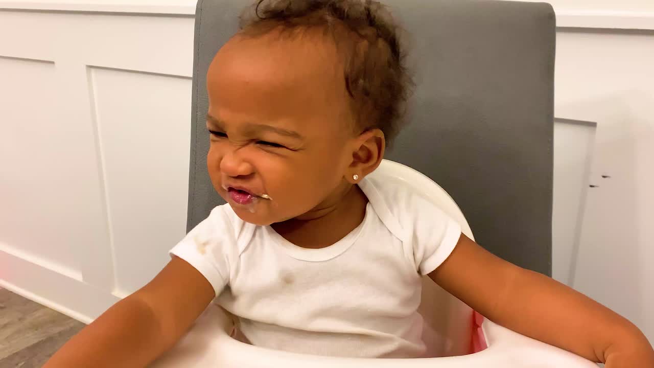 bebé comiendo y bebiendo su comida-6