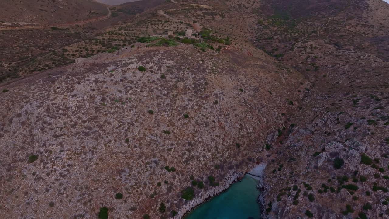 Vista aerea di Vathi Beach che si crogiola nelle sfumature dell'alba, Grecia