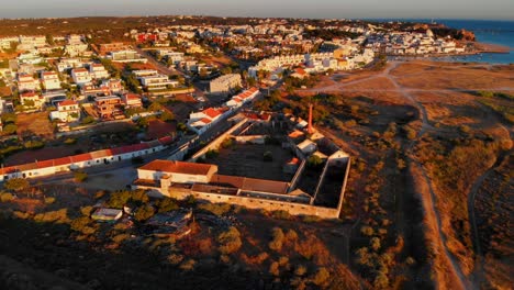 puesta de sol aérea paisaje urbano de la ciudad de ferragudo, algarve