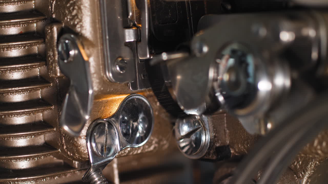 macro de cerca de una cinta de película de 8 mm pasando por un viejo proyector analógico de 8 mm