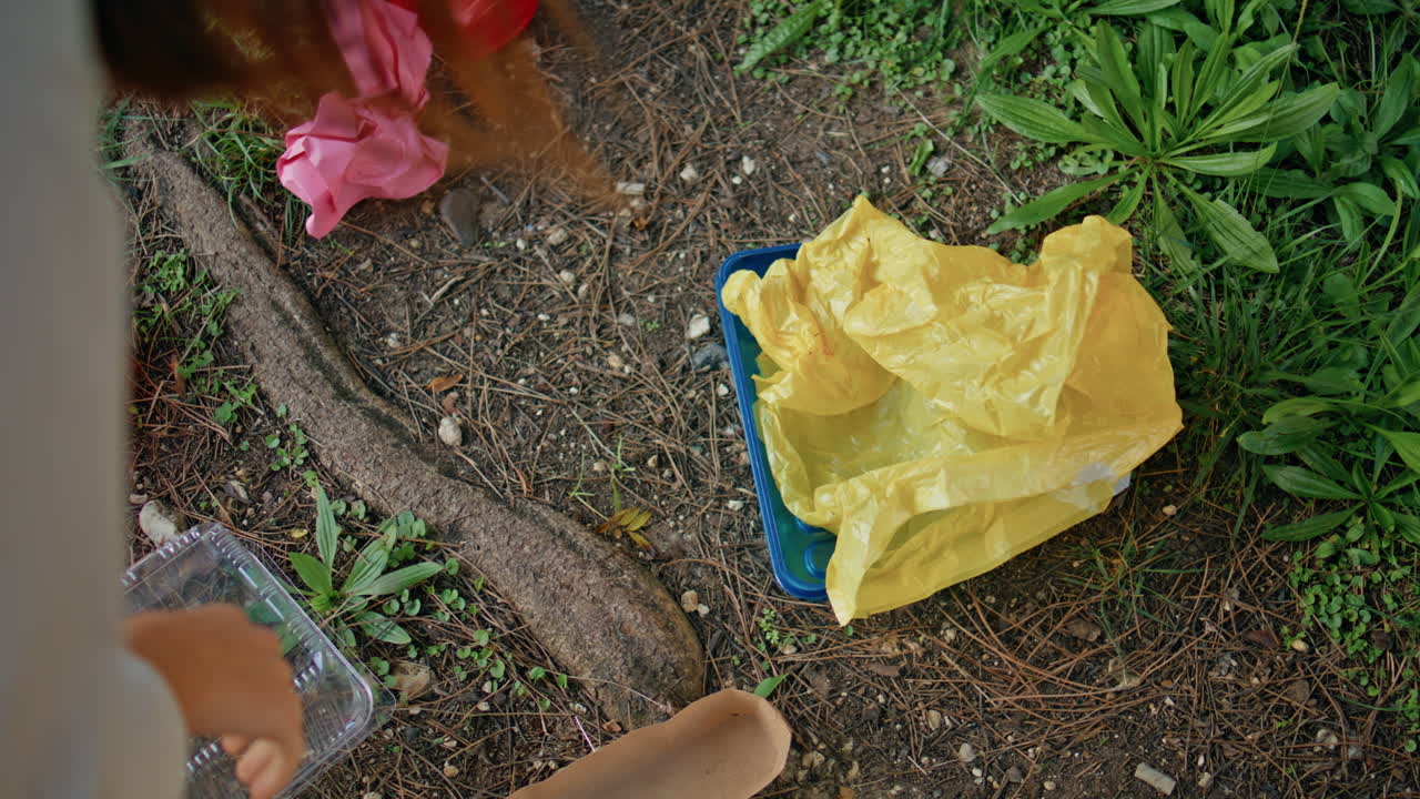 mujer recogiendo la basura a mano en el parque de limpieza de primer plano. voluntario recogiendo basura
