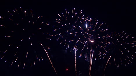 Feuerwerk-Zum-Unabhängigkeitstag-Am-Nationalfeiertag.-Schwarzer-Hintergrund