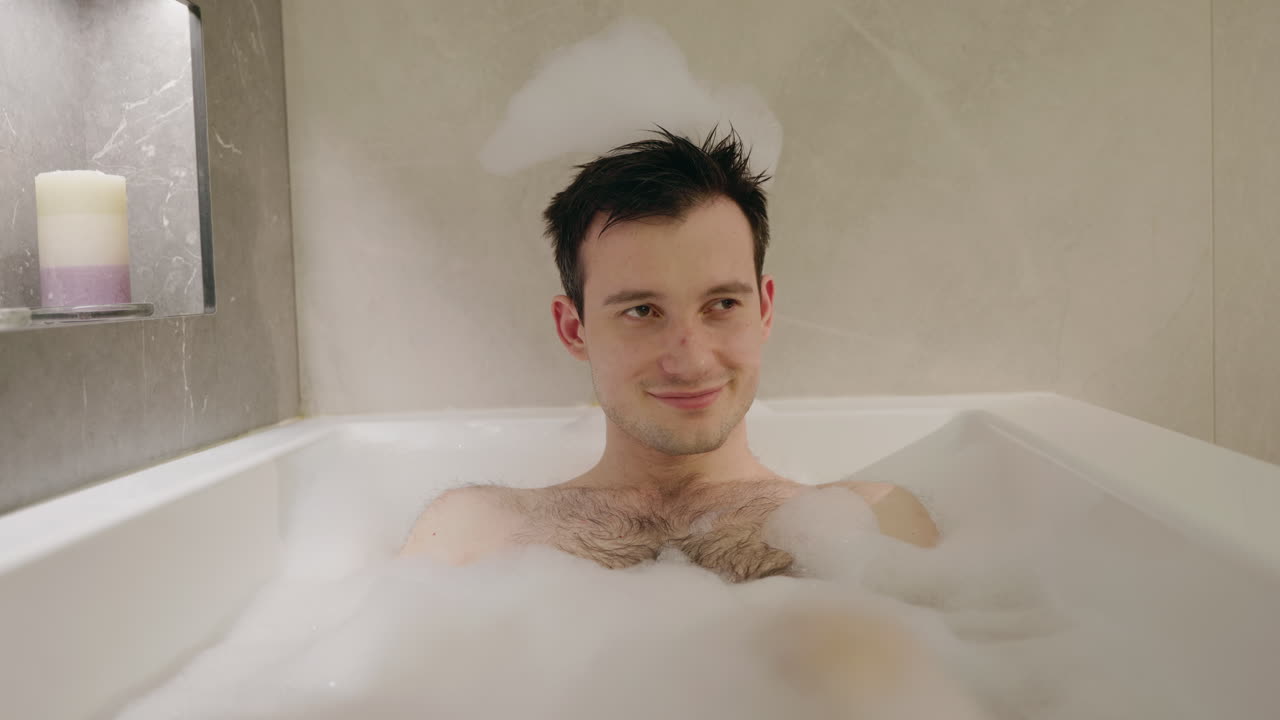 거품 욕조에서 휴식을 취하는 남자