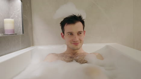 hombre relajándose en un baño de burbujas