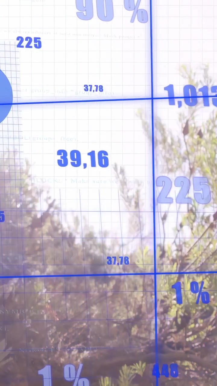 Video verticale: Uomo maturo che entra nell'inquadratura, gesticolando su una sovrapposizione tecnologica blu mentre i numeri crescono.