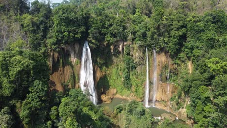 una toma aérea rotacional de drones de la cascada thi lo su, ubicada fuera de los caminos trillados en el paraíso de los mochileros del norte de tailandia en el área de umphang en el sudeste asiático