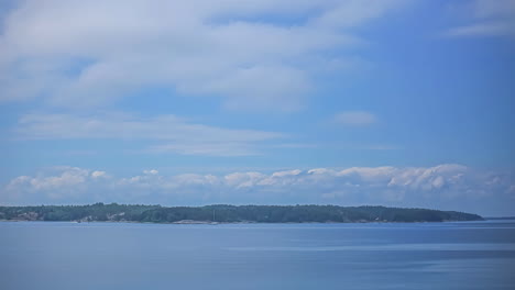 Tiro-De-Lapso-De-Tiempo-De-La-Actividad-Del-Barco-A-Lo-Largo-De-La-Costa-Sueca---Hermoso-Cielo-Azul-Con-Nubes-Blancas-Esponjosas