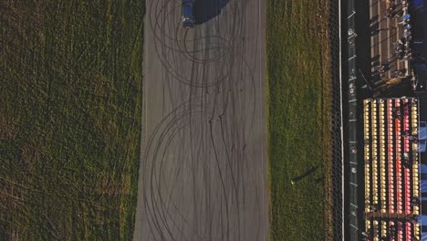 Dos-Autos-De-Carreras-De-Arrastre-Que-Comienzan-Una-Carrera-De-Tiro-De-Seguimiento-Aéreo-Con-Un-Tiro-Ancho-Y-Alto-En-El-Aire,-Tiro-De-Arriba-Hacia-Abajo