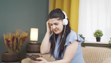 Happy-woman-listening-to-music-with-headphones.