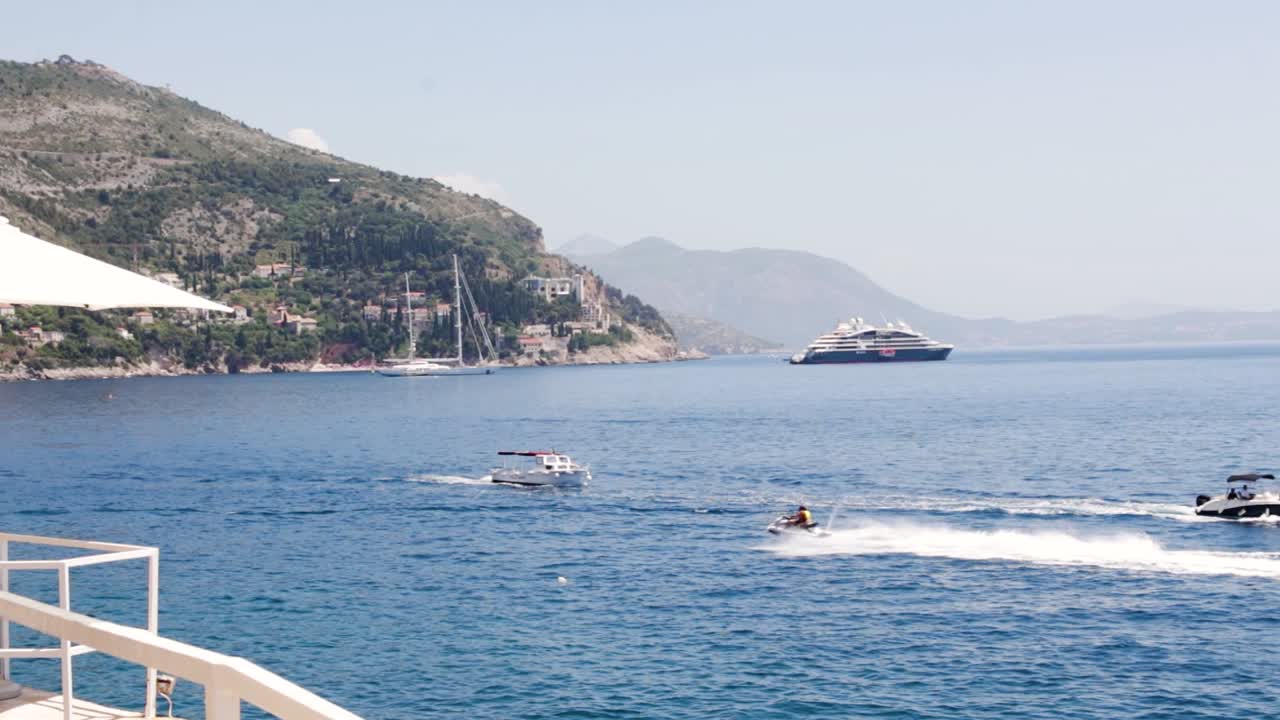 Navi ormeggiate vicino alla riva, vicino all'isola di Otok Lokrum, in una splendida giornata di sole a Dubrovnik
