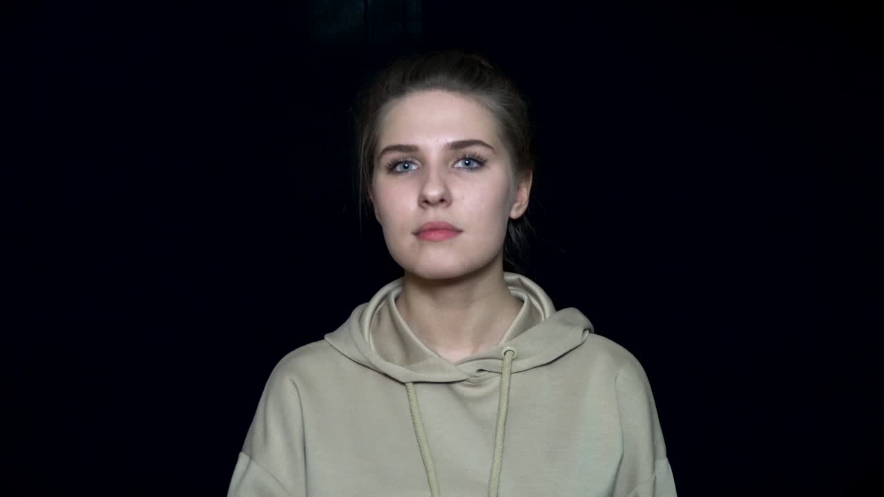 키스를  ⁇ 는 여자