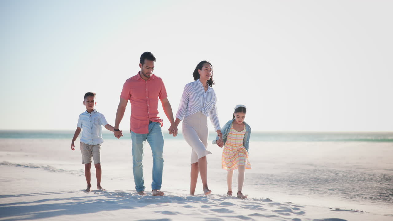 가족, 부모와 아이들이 해변에서 소유하고 있습니다.
