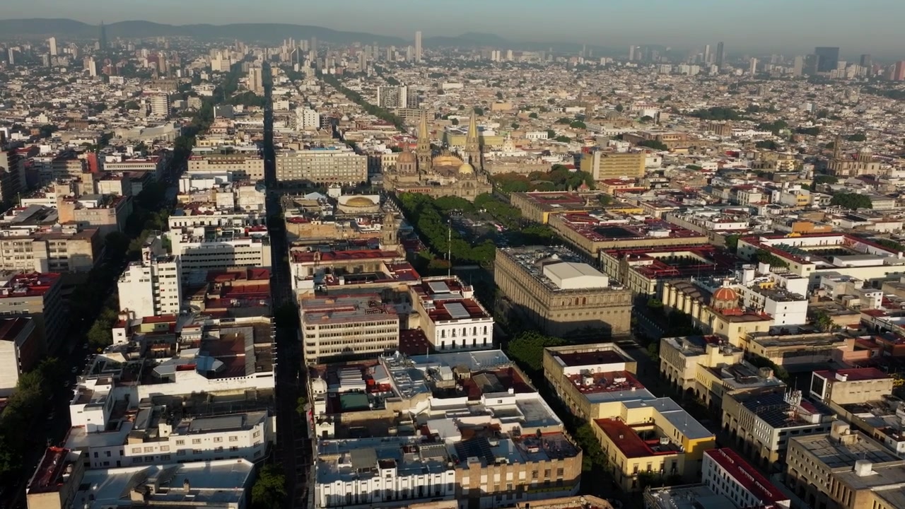 DRONE: Vista panorâmica do centro de Guadalajara, Jalisco ao nascer do sol