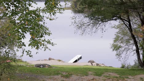 Pequeño-Muelle-Para-Botes-En-El-Lago-De-Nueva-York-En-Otoño