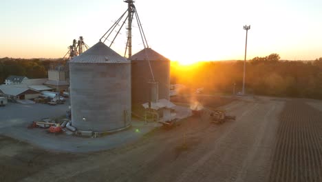Grain-elevator-in-USA-at-harvest