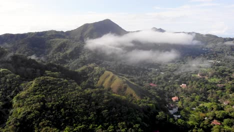 Wolken-über-Der-Stadt-Valle-De-Anton-In-Zentralpanama,-Gelegen-Im-Erloschenen-Vulkankrater,-Weitwinkel-Überflugaufnahme-Aus-Der-Luft