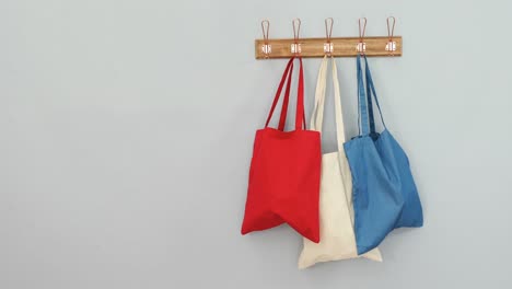 varios bolsos de mano colgando en el gancho 4k