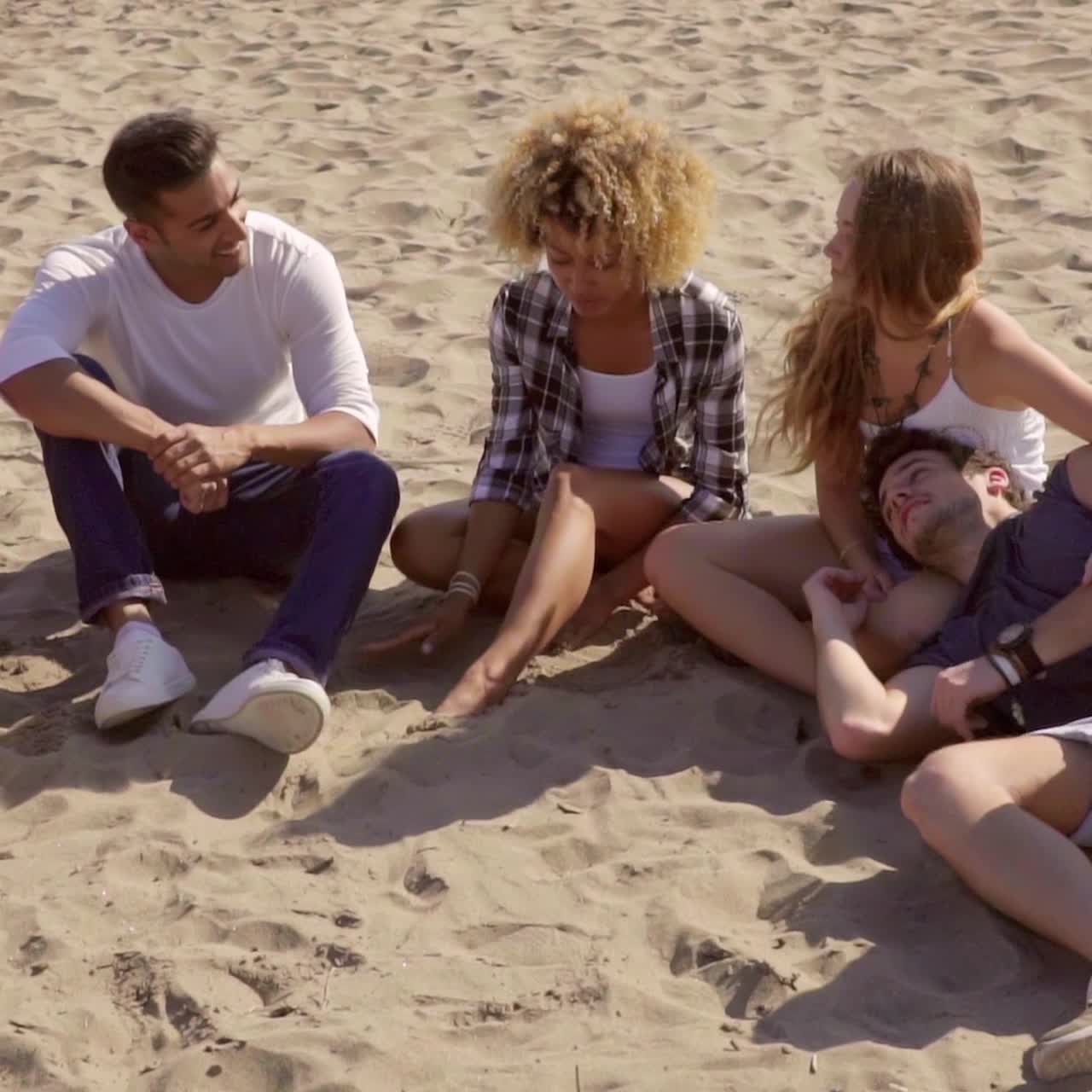 해변에서 휴식을 취하는 젊은 친구들